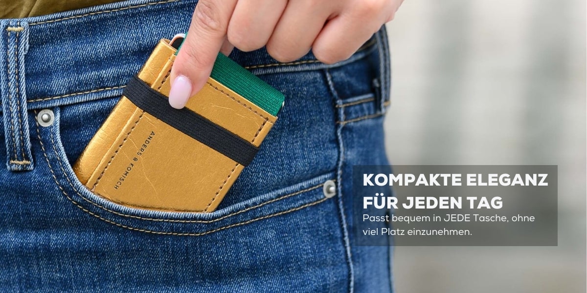 Das A&K Mini Portemonnaie passt in jede Tasche, auch in die einer Damen Hosentasche. Dieses hat die Farbe Gold mit grün.